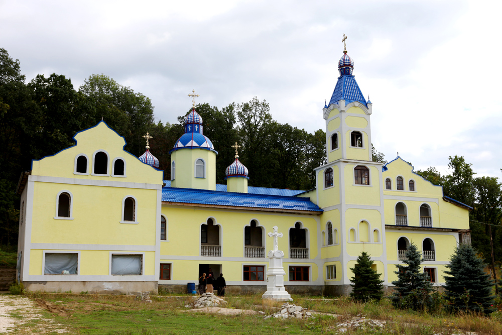 Descoperă Mănăstirea Veverița